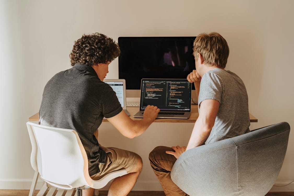 Bild eines jungen IT-Profis, der an einem Computer arbeitet